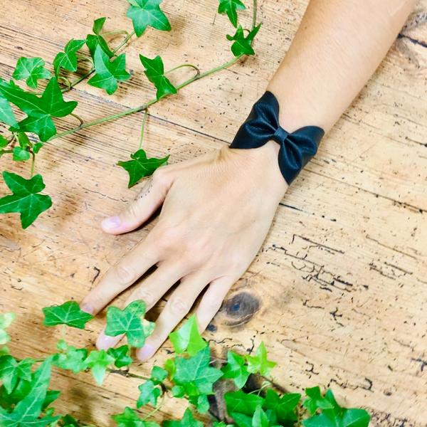 Manchette noire en noeud en cuir vegan de pomme, fabriqué en France, maroquinerie vegan et éthique camille
