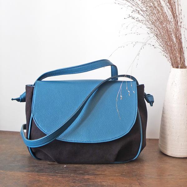 sac besace velours noir et rabat faux cuir bleu