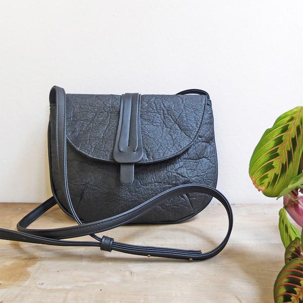 Sac besace noir en pinatex, cuir vegan d'ananas, et de cuir de pomme, fabriqué en France, maroquinerie vegan et éthique camille