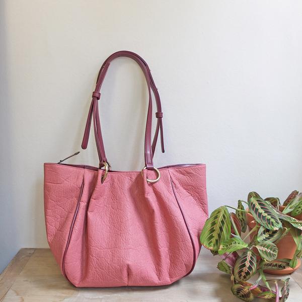 Sac vegan en Piñatex vieux rose et cuir de pomme bordeaux, fabrication française.
