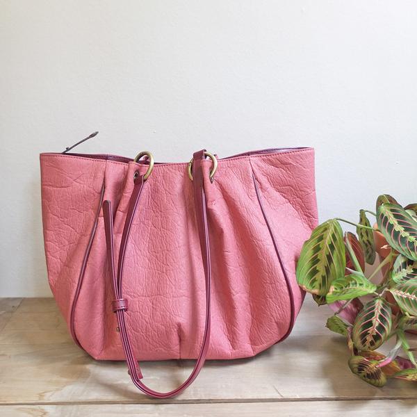 Sac vegan en Piñatex vieux rose et cuir de pomme bordeaux, fabrication française.