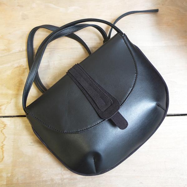 Sac hobo noir en pinatex, cuir d'ananas vegan avec une anse noire en cuir de pomme, fabriqué en France, maroquinerie vegan et éthique camille