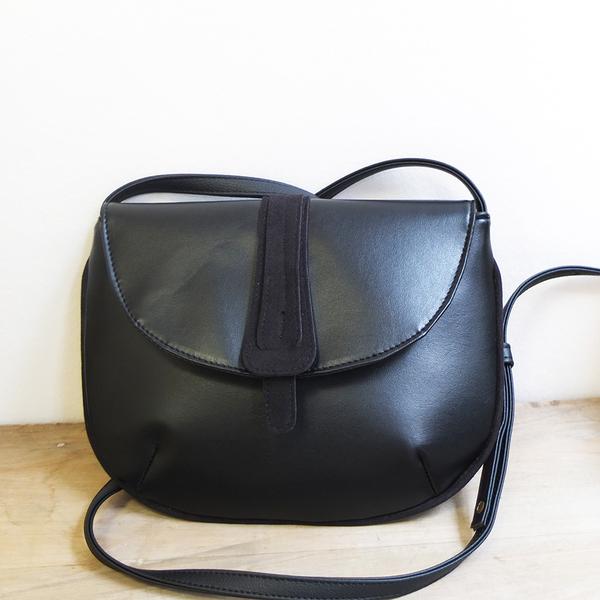 Sac hobo noir en pinatex, cuir d'ananas vegan avec une anse noire en cuir de pomme, fabriqué en France, maroquinerie vegan et éthique camille