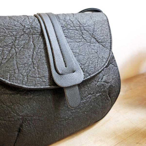 Sac besace noir en pinatex, cuir vegan d'ananas, et de cuir de pomme, fabriqué en France, maroquinerie vegan et éthique camille