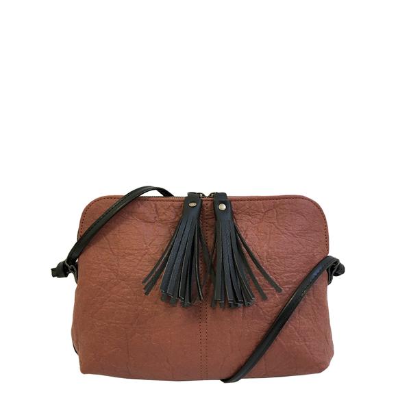 Sac marron en pinatex, cuir vegan d'ananas, et avec anse et pompoms noirs en cuir de pomme, fabriqué en France, maroquinerie vegan et éthique camille