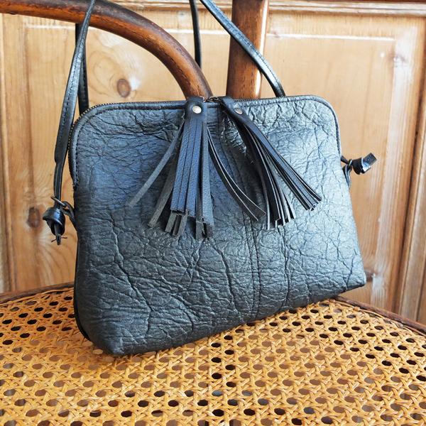 Sac noir en pinatex, cuir vegan d'ananas, et avec anse et pompoms noirs en cuir de pomme, fabriqué en France, maroquinerie vegan et éthique camille